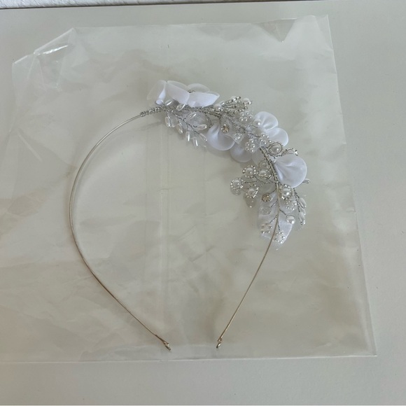 Girls floral jeweled headband hair accessory .  NWOT - Picture 8 of 9